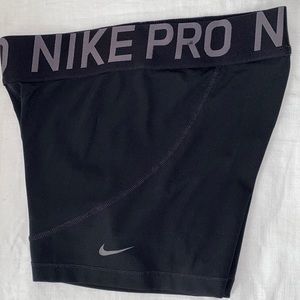 NIKE PRO SPANDEX SHORTS (WOMENS MEDIUM)